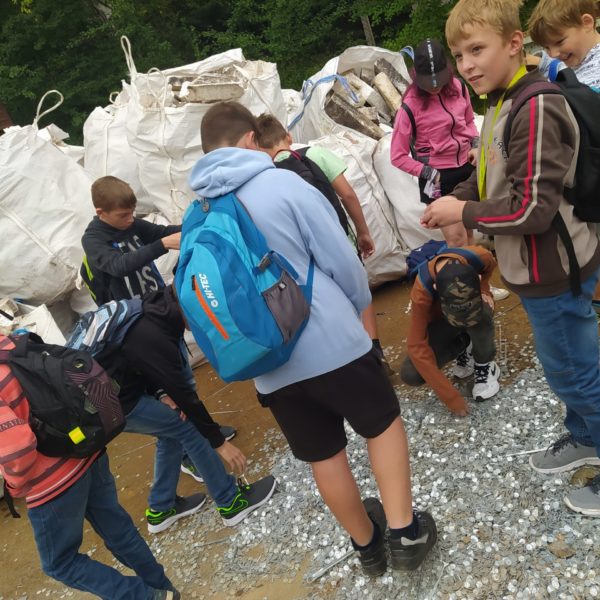 Exkurze do třídírny odpadu v HB - 6. A (9)