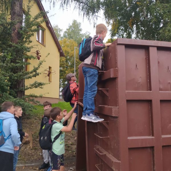 Exkurze do třídírny odpadu v HB - 6. A (8)